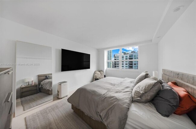 Building Photo - 1155 Brickell Bay Dr