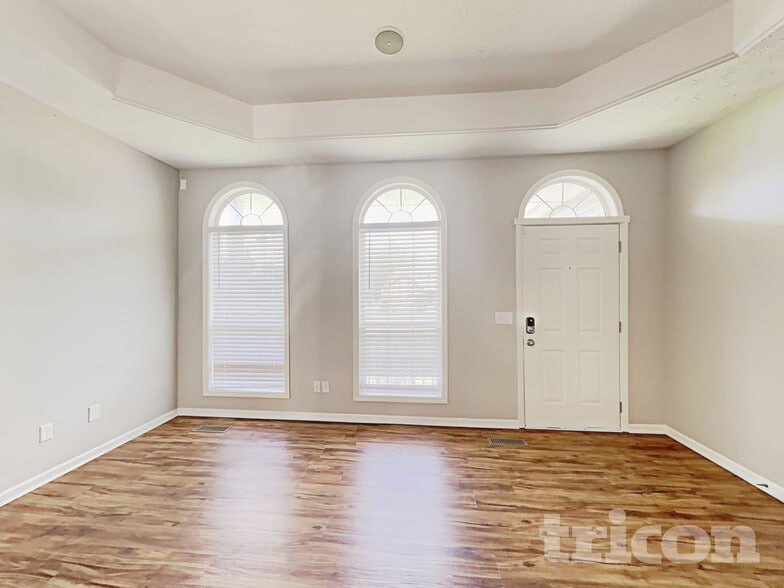 Building Photo - 901 Highland Dr