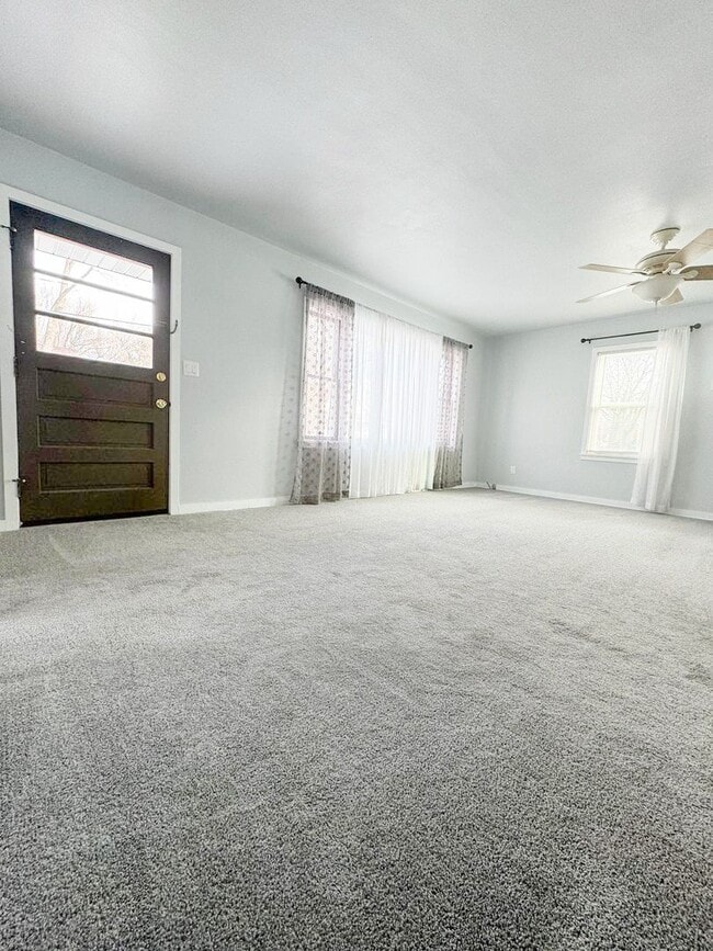 Building Photo - Beautiful 3 Bedroom 1 Bath Ranch Style Single Family Home!