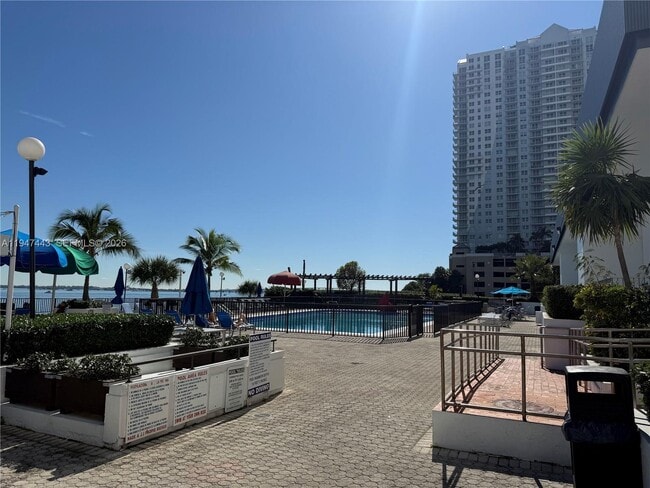 Building Photo - 825 Brickell Bay Dr