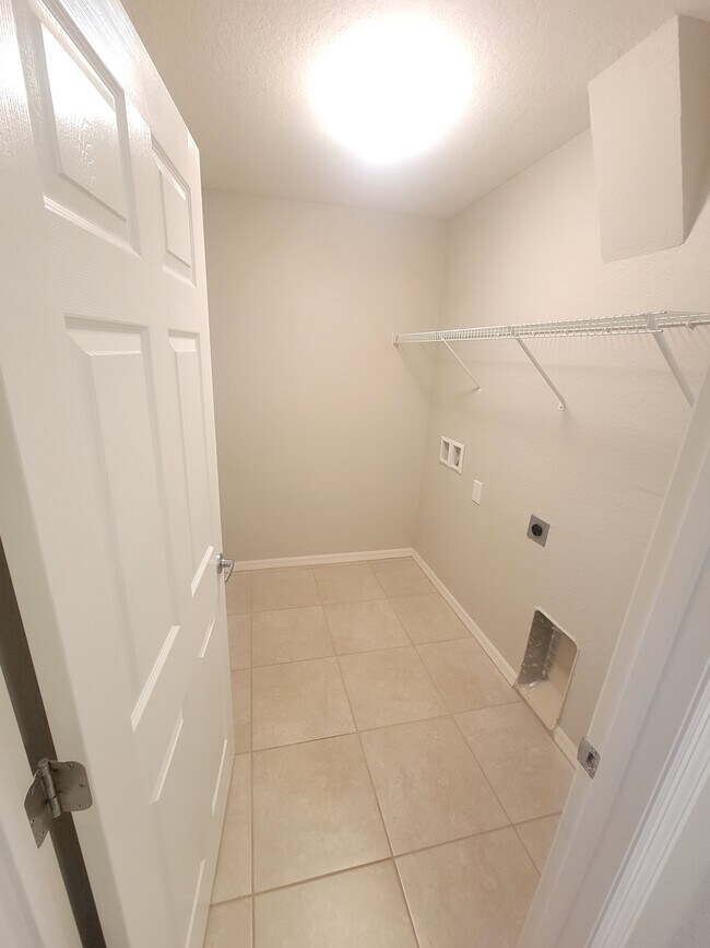 Building Photo - 4907 Summerfield Cir