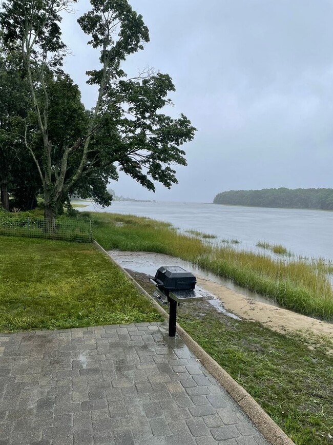 Building Photo - Waterfront Cottage in Oakland Beach