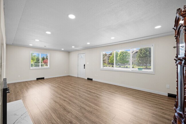 Building Photo - Gorgeous North Side Home With Shop!