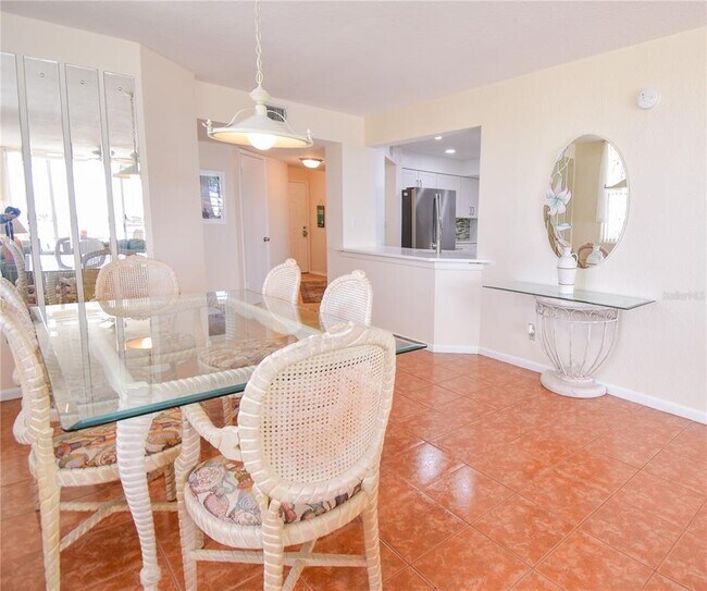Building Photo - 6021 Bahia Del Mar Cir N