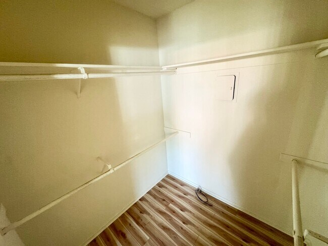 Building Photo - Spacious 2 bedroom, 2 bathroom