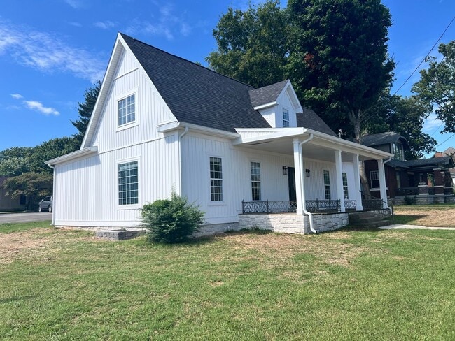 Building Photo - Spectacular newly remodeled home, next to the Square, Franklin, Ky