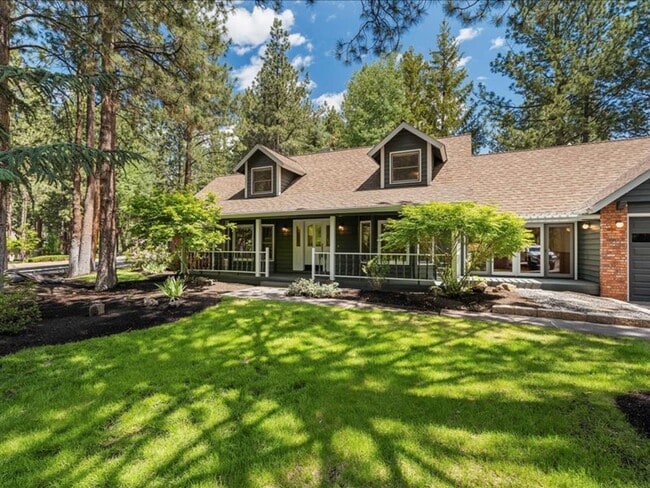 Building Photo - Stunning Custom Home 4 Bedroom in the Gate...
