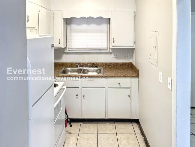 Building Photo - 1512 11th Ave N