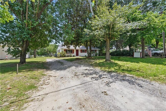 Building Photo - 3127 N Riverside Dr