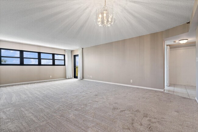 Building Photo - 3200 Port Royale Dr N