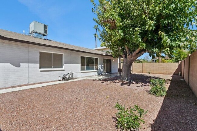 Building Photo - 2213 S Saratoga