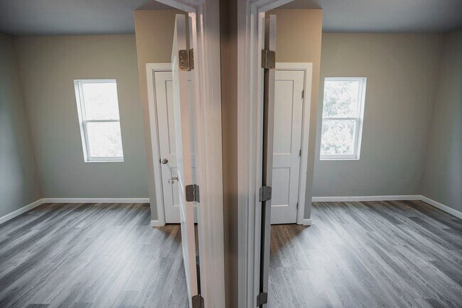 Building Photo - 3/2 - Walking distance to campus