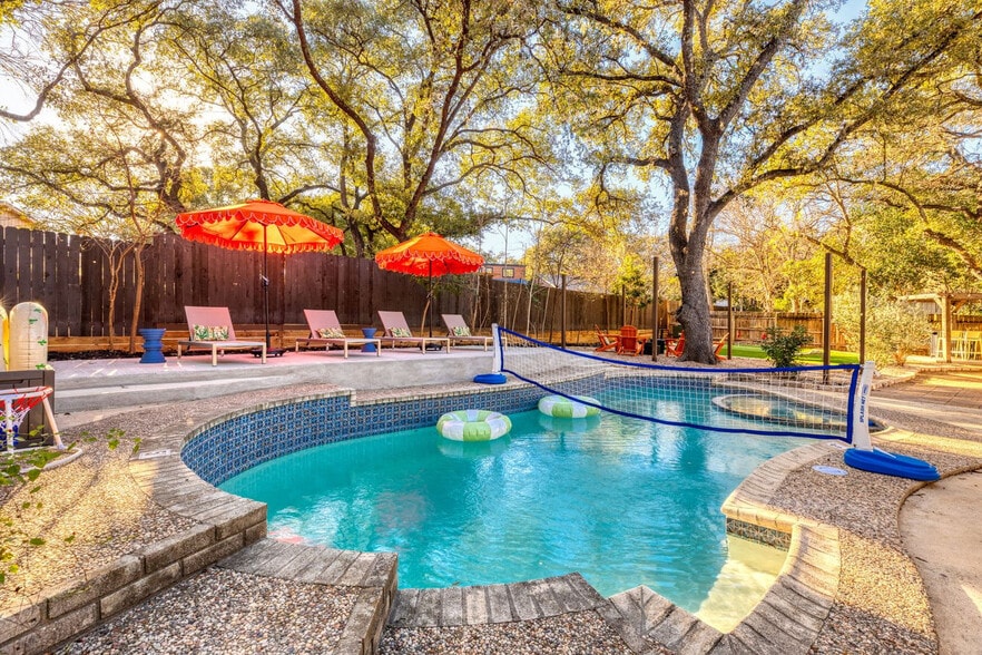 Building Photo - 326 Whisper Wood Ln