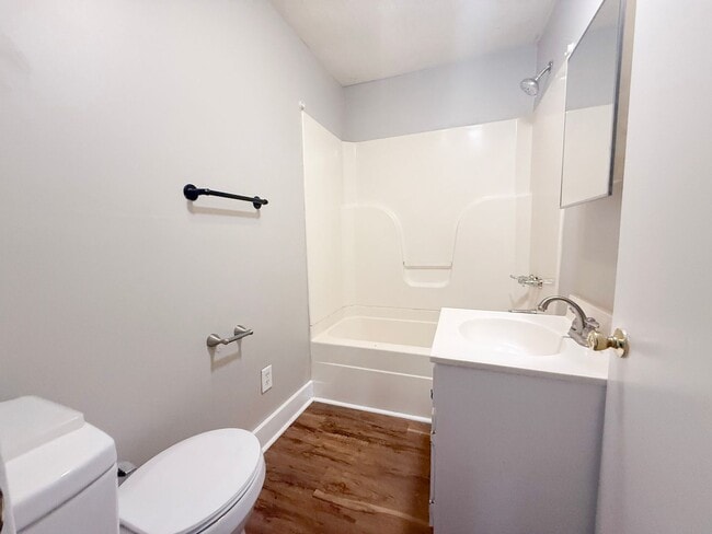 Building Photo - Single-Level 1-Bedroom Duplex with Yard and Covered Porch in Sparta