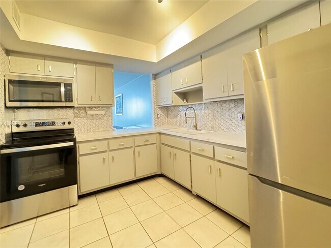 Building Photo - 1301 NE Miami Gardens Dr