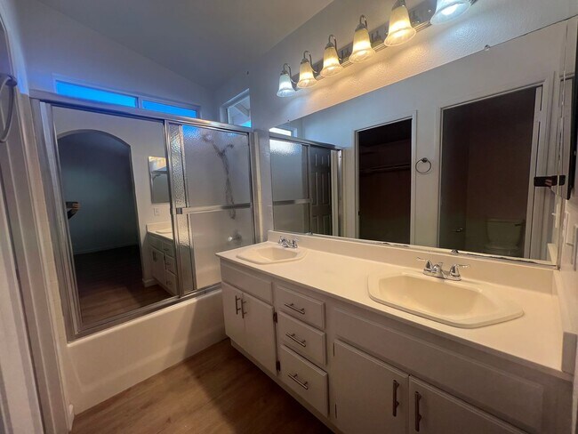 Building Photo - Beautiful upgraded 3 bedroom in Mission Grove!