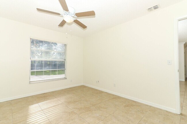 Building Photo - Sanford Home - 3/2 with garage and huge yard