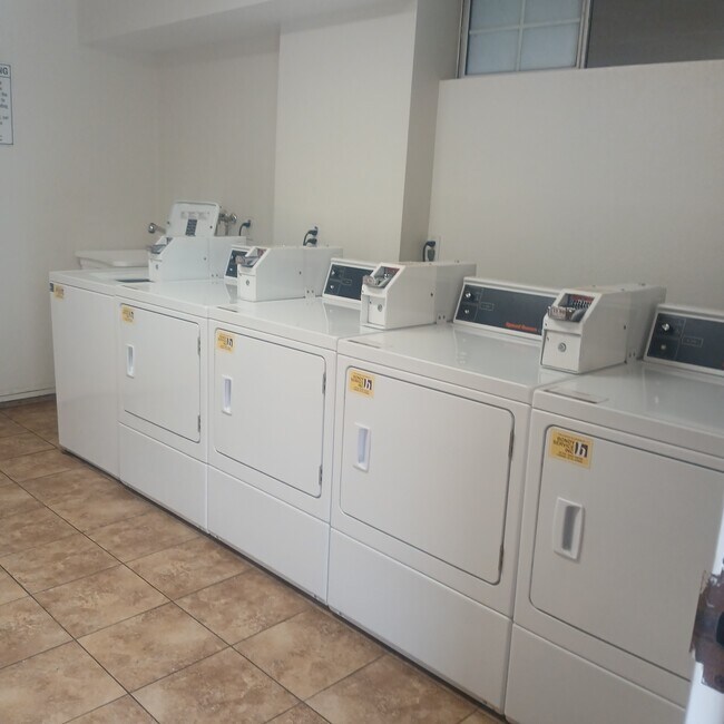 Building Photo - Classic and Modern 715 S Oxford Avenue Apartments!