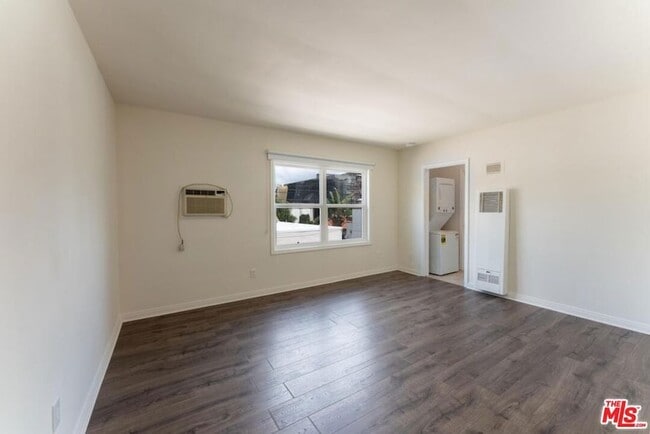 Building Photo - 10708 1/2 Moorpark Street Unit