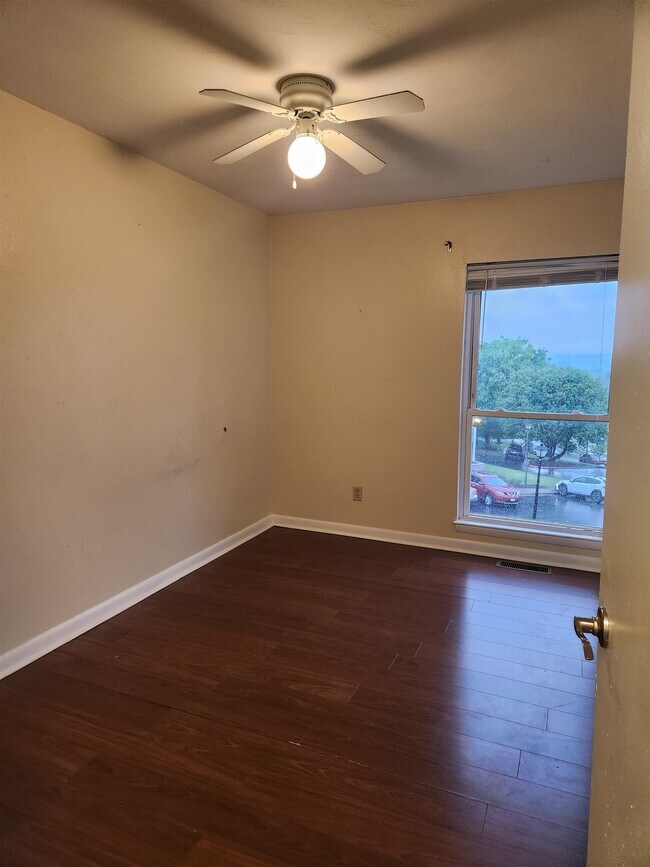 Building Photo - 1394 Bradley Dr