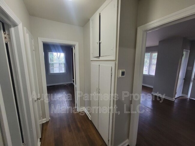 Building Photo - 2826 Thomas Ln