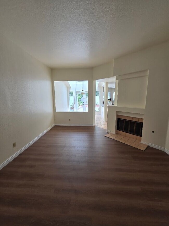 Building Photo - Spacious La Jolla Home in Gated Community