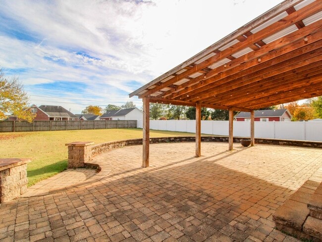 Building Photo - Spacious home!