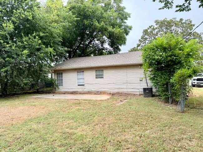 Building Photo - 600 Camp Dr