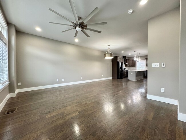 Building Photo - 3 Bed, 3.5 Bath Home w/ 2 Car Garage and Lake Views