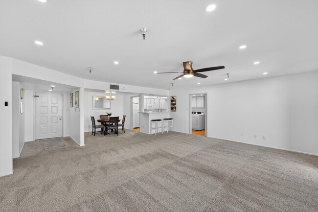 Building Photo - 425 S Parkcrest