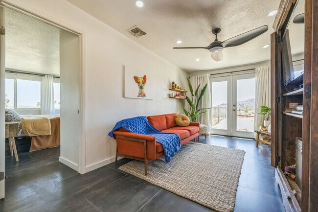 Building Photo - 3 Bedroom 1.5 Bath Modern Farmhouse near JT National Park * MOVE IN SPECIAL*