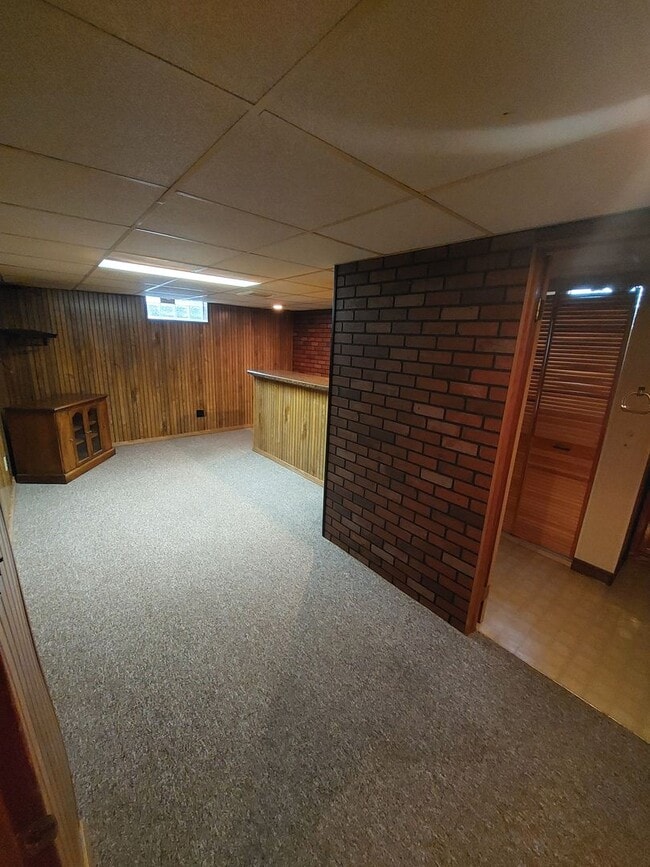 Building Photo - 3 Bedroom 1 1/2 bath brick ranch with 2 ca...