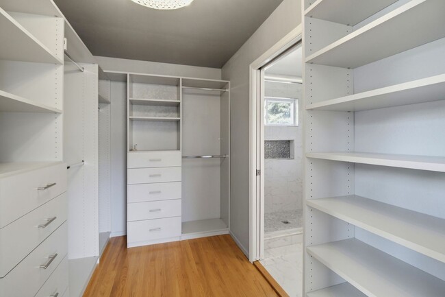 Building Photo - Remodeled 3-Bedroom 2.5-Bathroom Barron Park Home