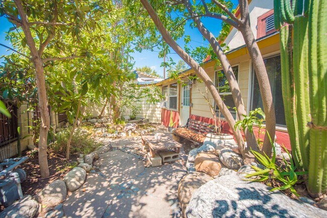 Building Photo - 2599 Huntington Dr