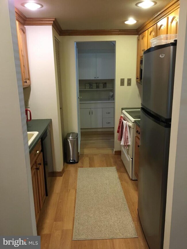 Building Photo - 201 Village Walk