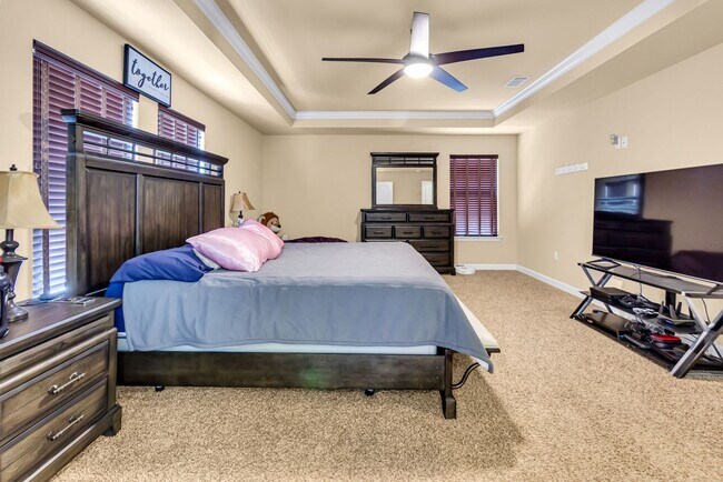 Building Photo - 5 Bedrooms in Crestview!!