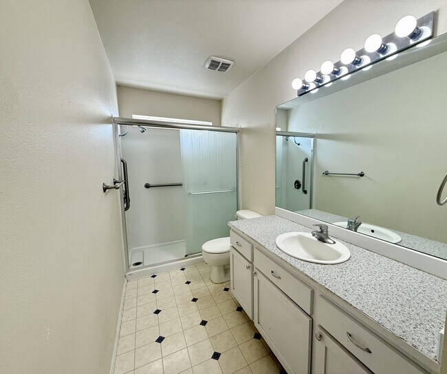 Building Photo - 3 Bedroom, 2 Bath Home Available!