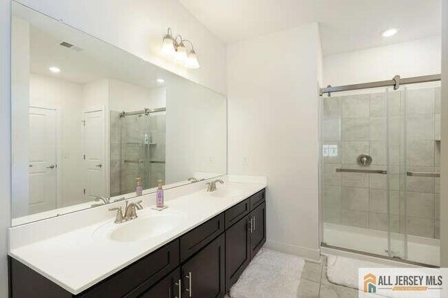 Building Photo - 421 Tavern Rd