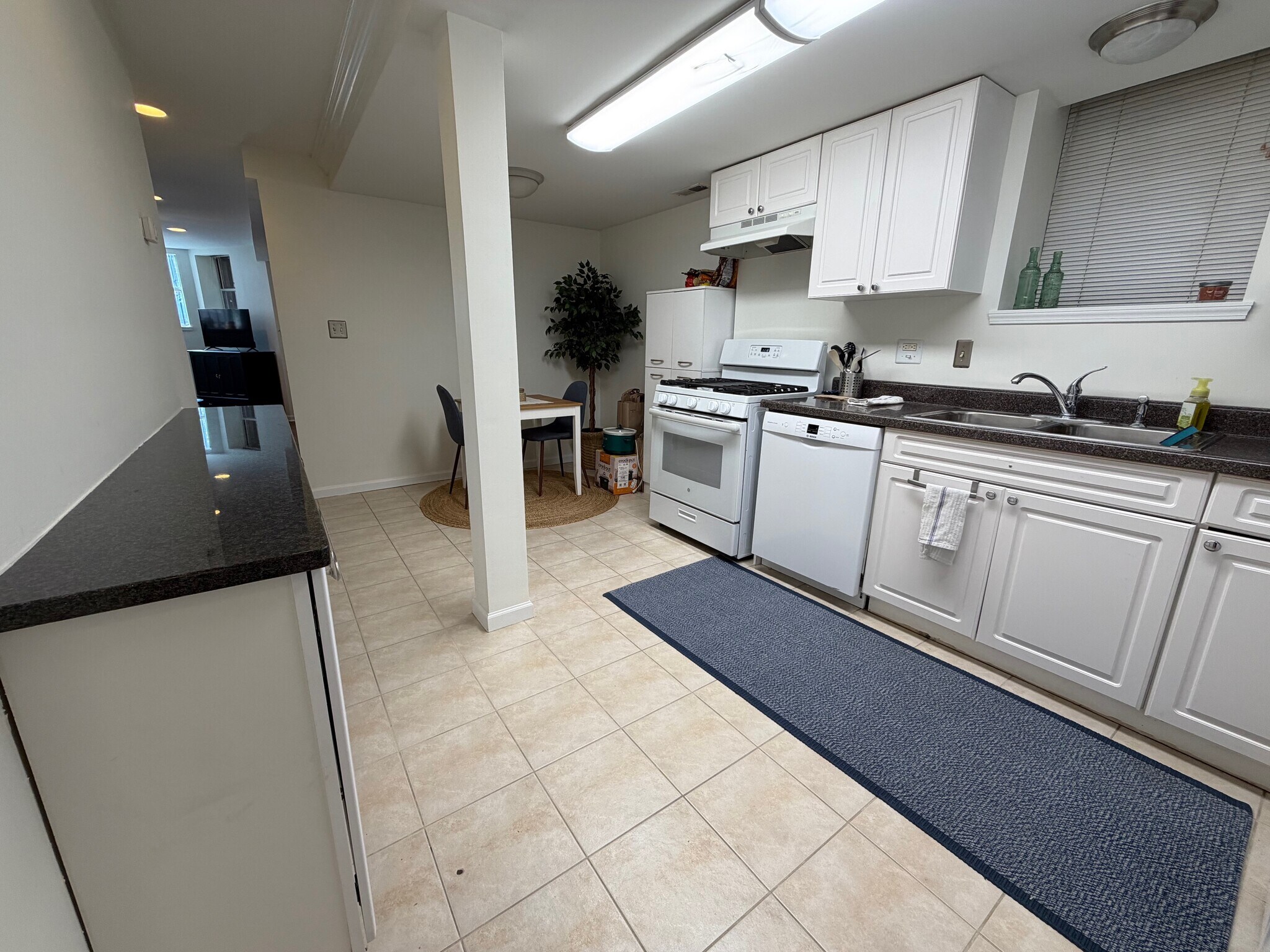 Building Photo - 1424 W Fletcher St