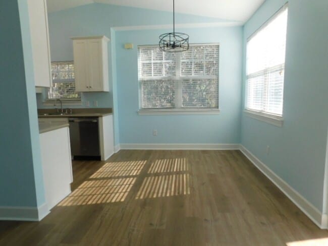 Building Photo - 2 Bedroom Located in Summerfield Community