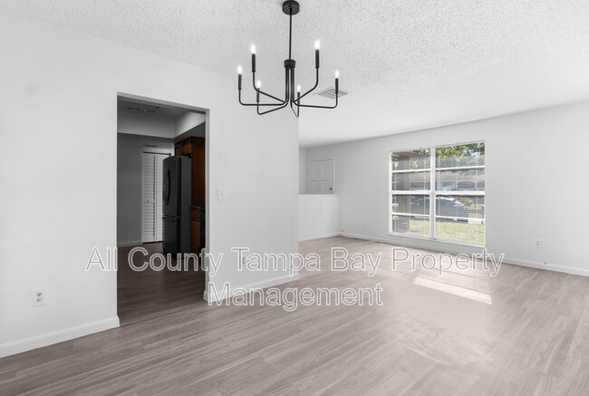 Building Photo - 905 N Newport Ave