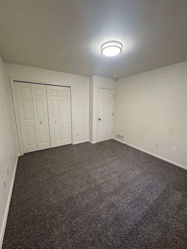Building Photo - 3 bedroom in downtown Eagle River