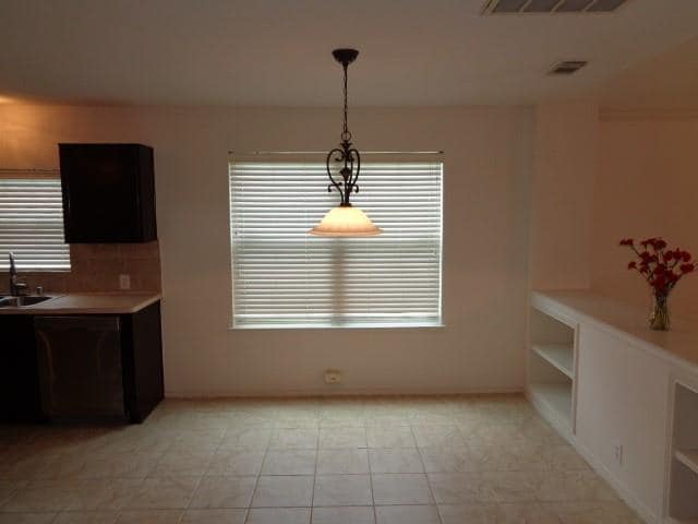 Building Photo - 15010 Sugarhollow Dr