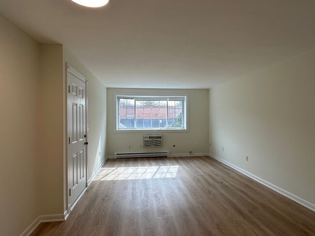 Building Photo - Large, updated 2 bedroom near the Green Li...