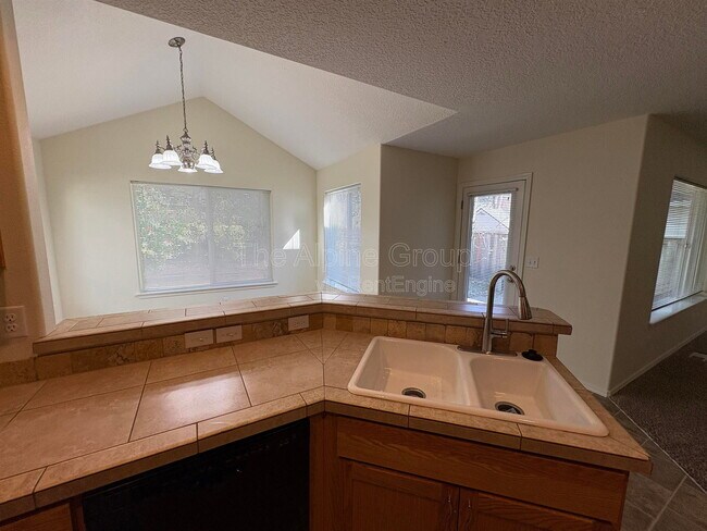 Building Photo - 1430 NE Glen Ellen Dr