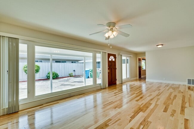 Building Photo - Fully Remodeled Single-Family Home Near Ap...