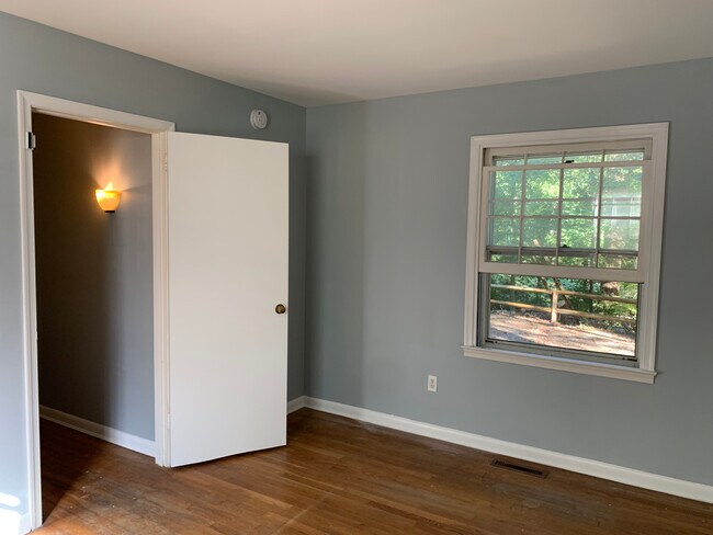 Two large windows in each bedroom - 5 Cliffholme Rd