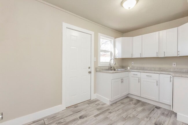 Building Photo - 2-Bedroom, 1-Bathroom Home for Rent