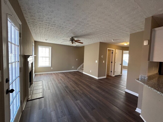 Building Photo - 1536 Ravens Run - Recently Renovated! Bran...