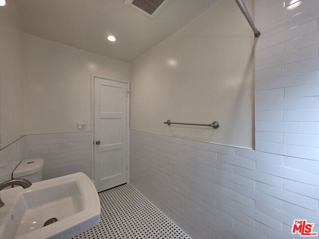 Building Photo - 102 Gaviota Ave